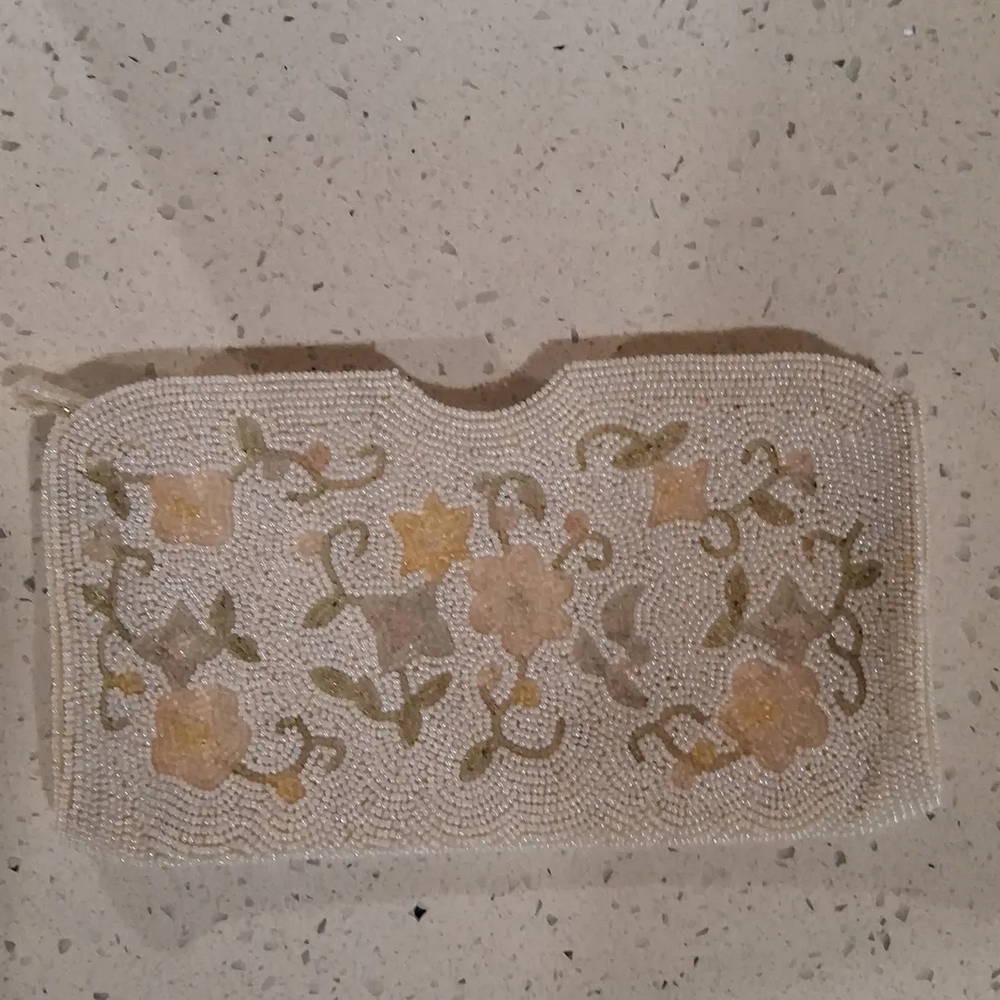 NWOT Vintage Handmade Floral Beaded Clutch